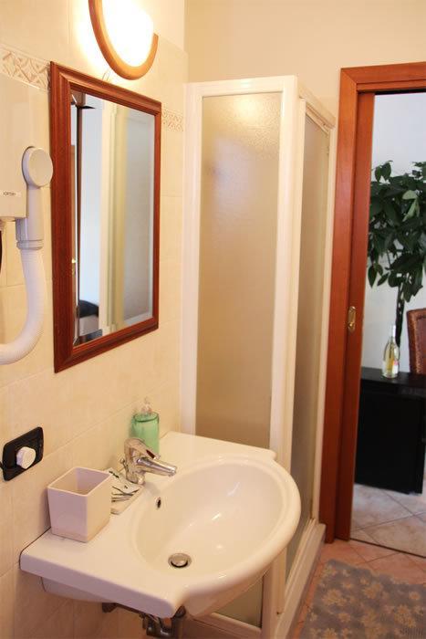 La Terrazza Hotell Peschiera del Garda Rom bilde